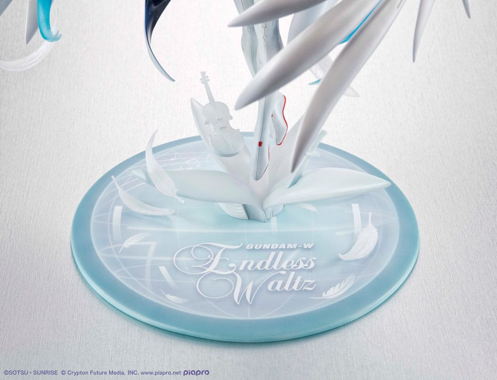 Mobile Suit Gundam x Hatsune Miku Lucrea PVC Statue Hatsune Miku x Wing Gundam Zero EW 45th Anniversary 27 cm Prizefiguren Yokina